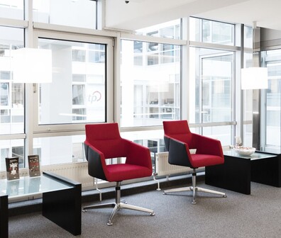 Quadratisches Bild von zwei roten Stühlen im Büro