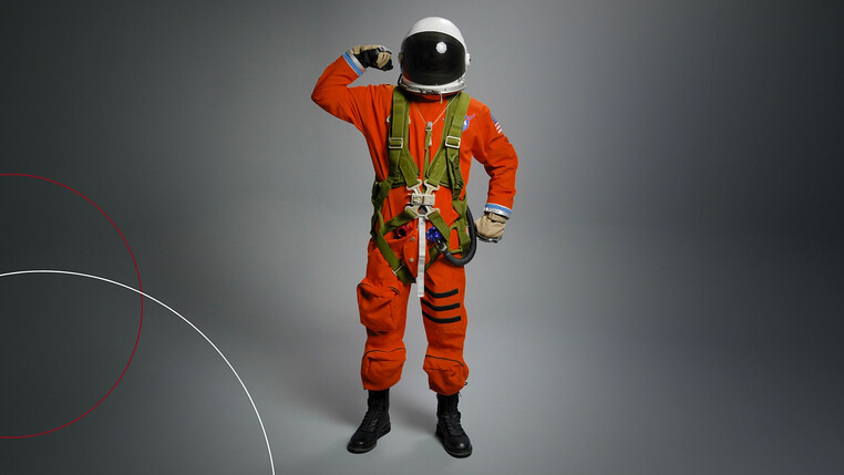 Ein ttpler posiert im Raumfahreranzug