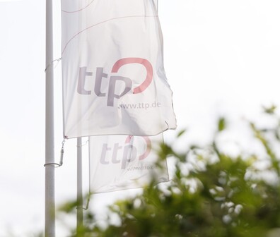 Quadratisches Bild von zwei ttp Flaggen