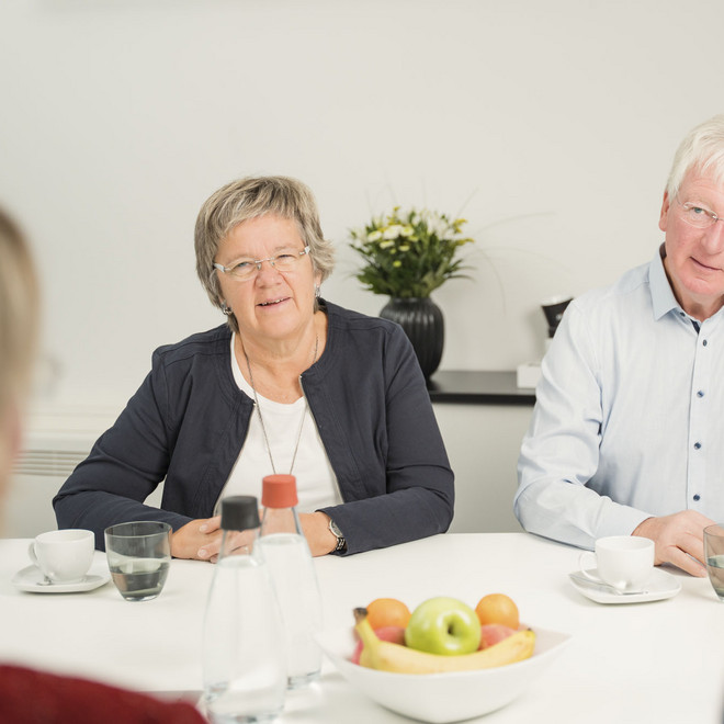 Beratungsgespräch am Tisch