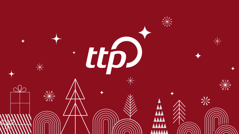 Weißes Logo von ttp auf weihnachtlichen Hintergrund