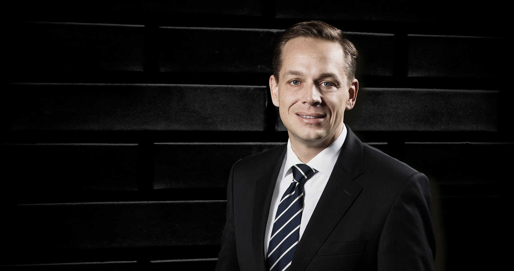 Rechtsanwalt Notar Steuerberater Hendrik Söhler von Bargen vor dunklem Hintergrund