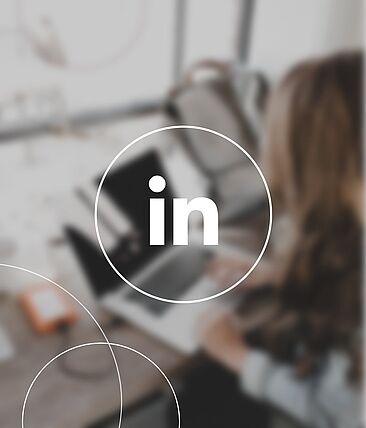 LinkedIn-Logo vor grauem Hintergrund
