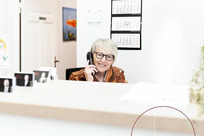 Karin Röhling telefoniert am Empfangstresen