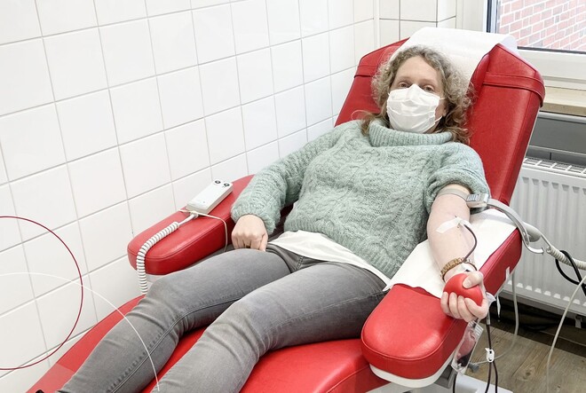 Eine ttplerin beim Blutspenden