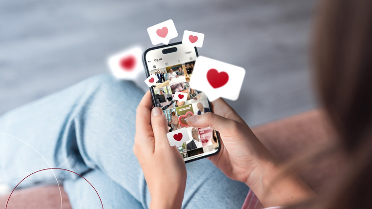 Eine Person hält ein Smartphone und liket Beiträge