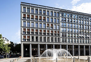ttp-Gebäude mit Springbrunnen in Berlin
