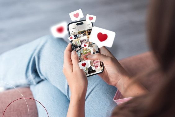 Eine Person hält ein Smartphone und liket Beiträge