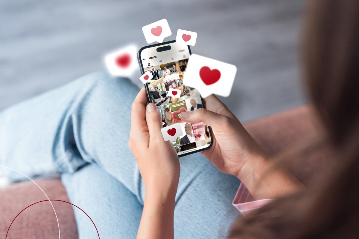 Eine Person hält ein Smartphone und liket Beiträge