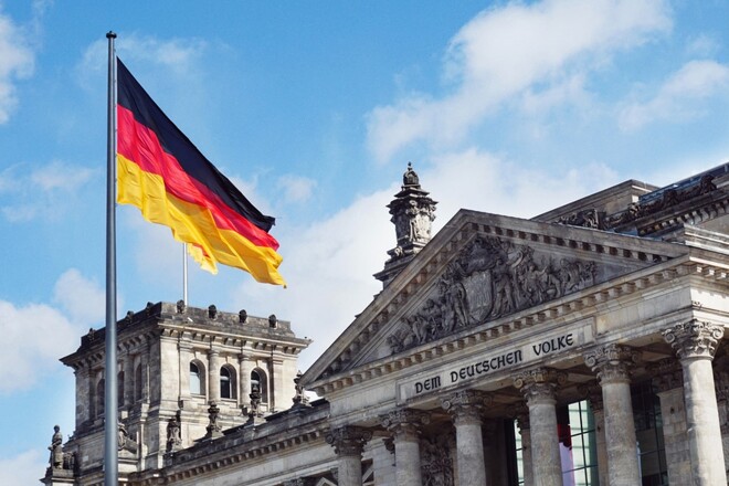 Deutsche Fahne vor dem Reichstagsgebäude