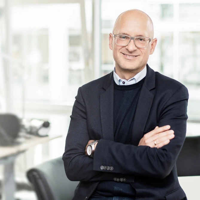 Thomas Bertram posiert vor der Kamera