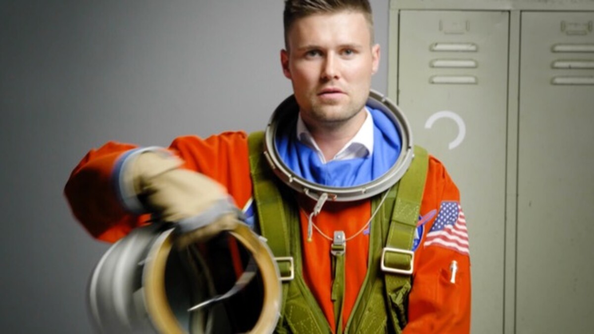 Mann im Astronautenanzug mit Helm