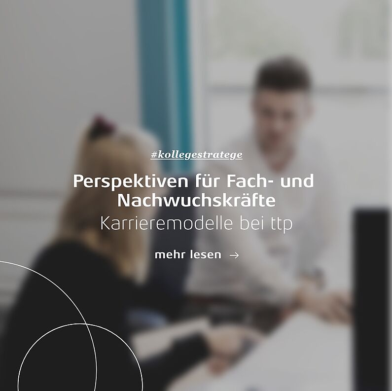 Linkgrafik: Mitarbeiter im Gespräch im Hintergrund, Text "Perspektiven für Fach- und Nachwuchskräfte, Karrieremodelle bei ttp"